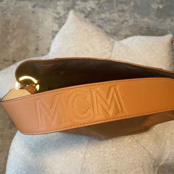 Authentic Cognac Debossed with the MCM emblem and made of supple leather - Picture 10 of 11